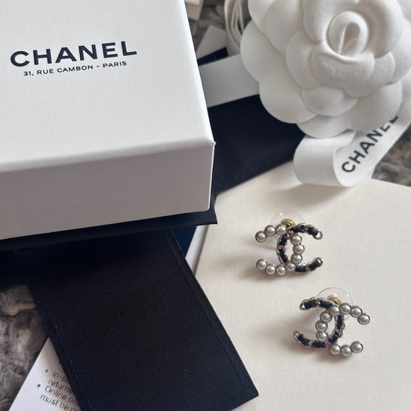 BNWT CHANEL Pearl-Accented Interlocking Logo Earrings - Black & Gold - Picture 11 of 16